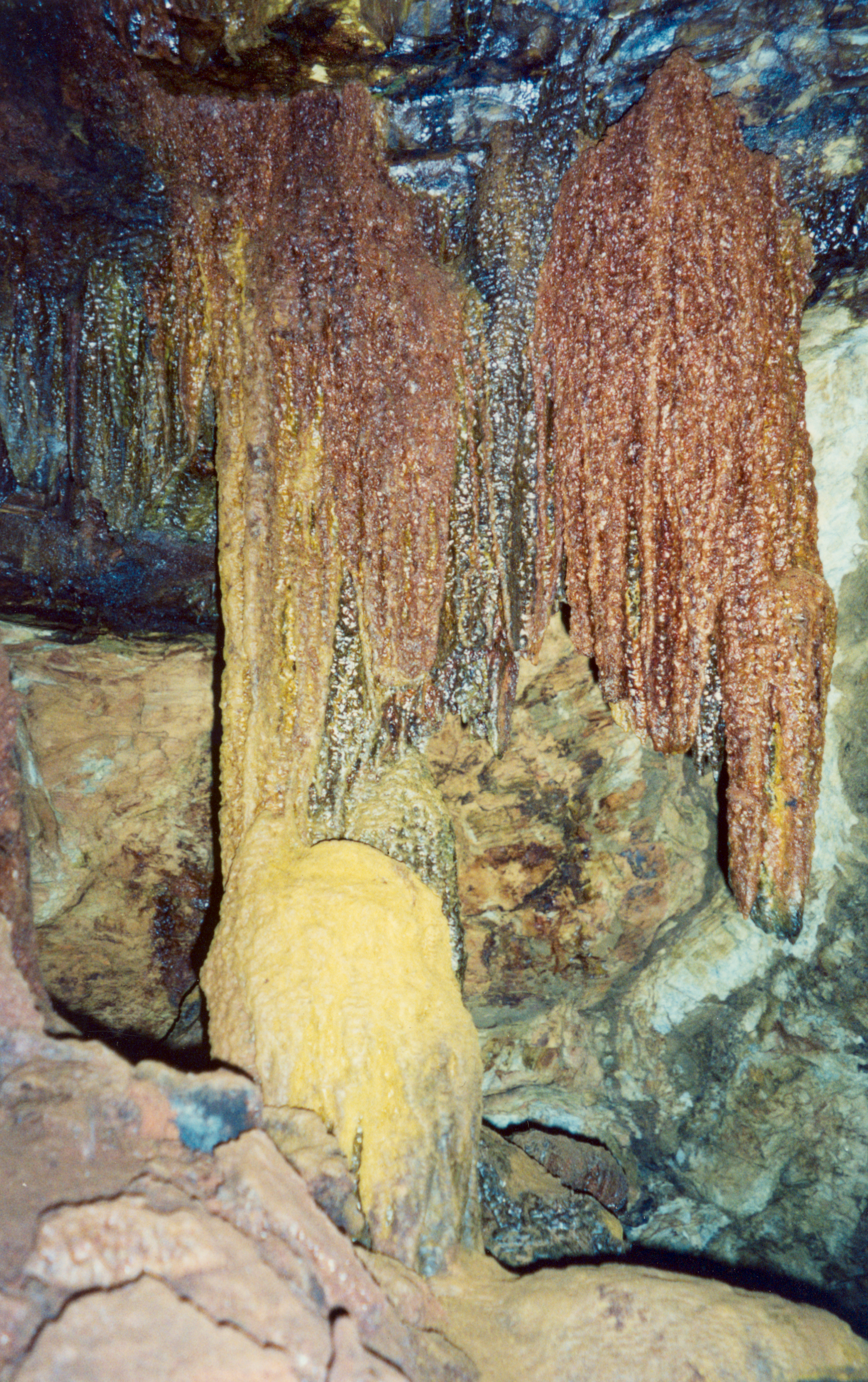 Leopard Skull Cave [Picture][Red formation pillar][19970720][PSwart]